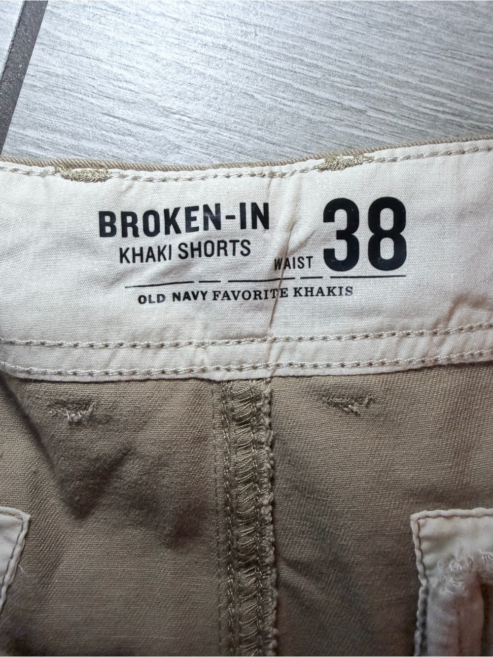 Old navy Men's Khaki Casual Shorts - size 38 - Picture 3 of 4